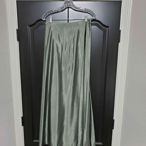 Formal 3 pieces. Size 12. Black velvet halter top. Green skirt and shawl - Picture 6 of 8